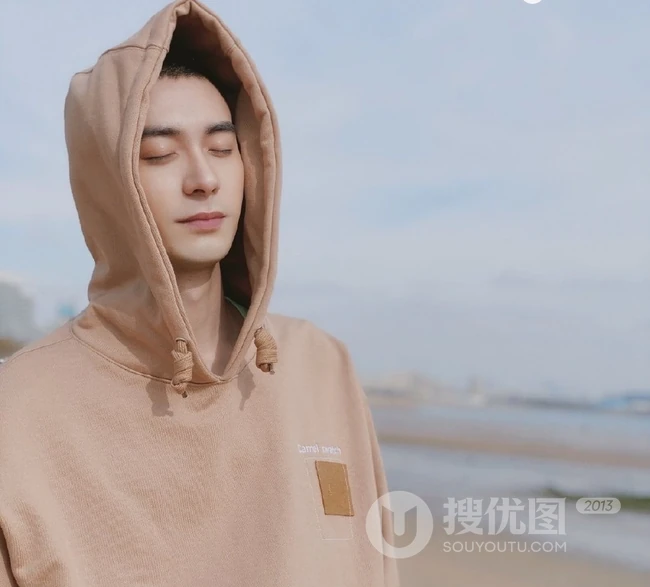 陈星旭戴帽卫衣现身海边，小平头造型帅气清爽又有型