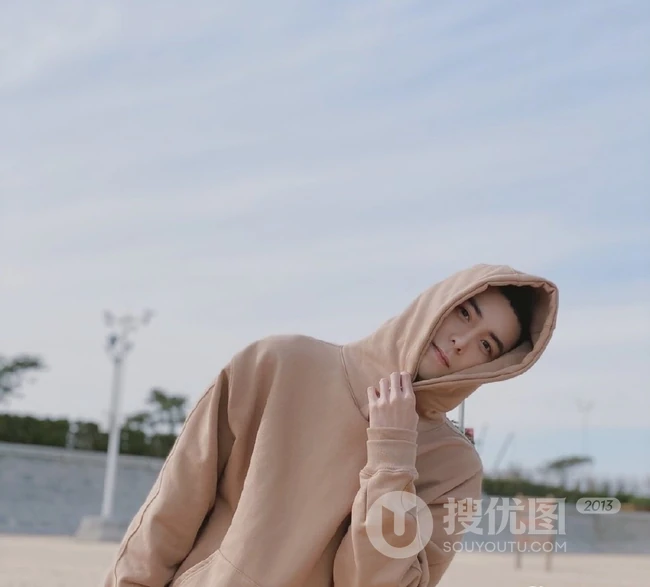 陈星旭戴帽卫衣现身海边，小平头造型帅气清爽又有型