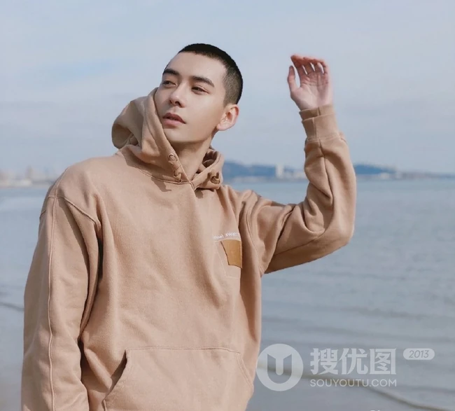 陈星旭戴帽卫衣现身海边，小平头造型帅气清爽又有型
