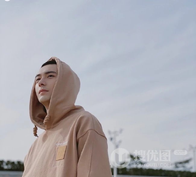 陈星旭戴帽卫衣现身海边，小平头造型帅气清爽又有型