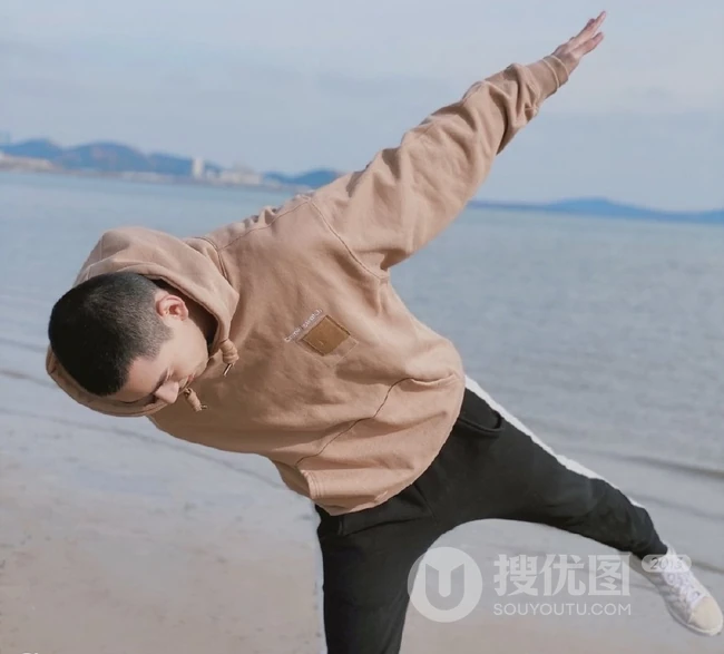 陈星旭戴帽卫衣现身海边，小平头造型帅气清爽又有型
