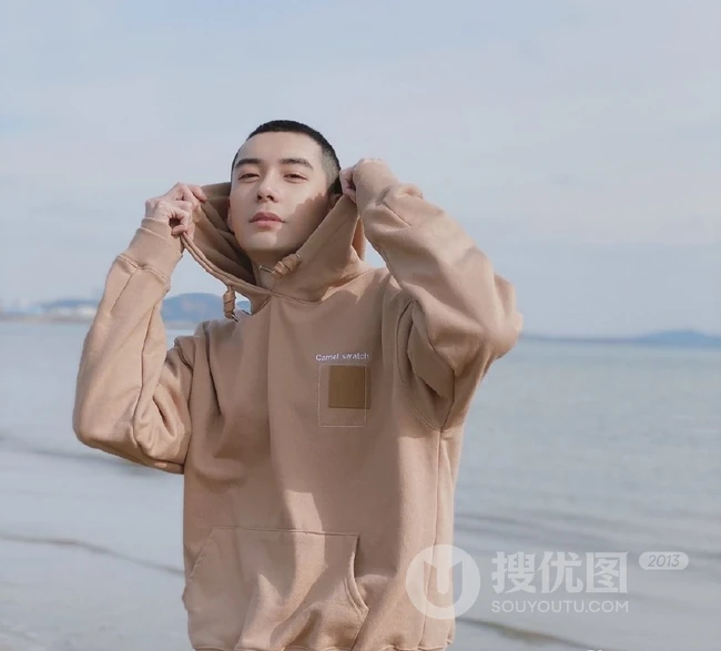 陈星旭戴帽卫衣现身海边，小平头造型帅气清爽又有型