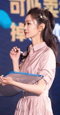 甜美的&ldquo;范若若&rdquo;，庆余年见面会宋轶超美连衣裙写真照片