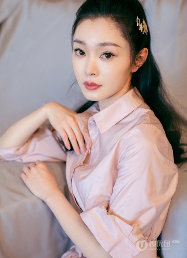 甜美的&ldquo;范若若&rdquo;，庆余年见面会宋轶超美连衣裙写真照片