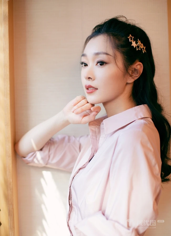 甜美的&ldquo;范若若&rdquo;，庆余年见面会宋轶超美连衣裙写真照片