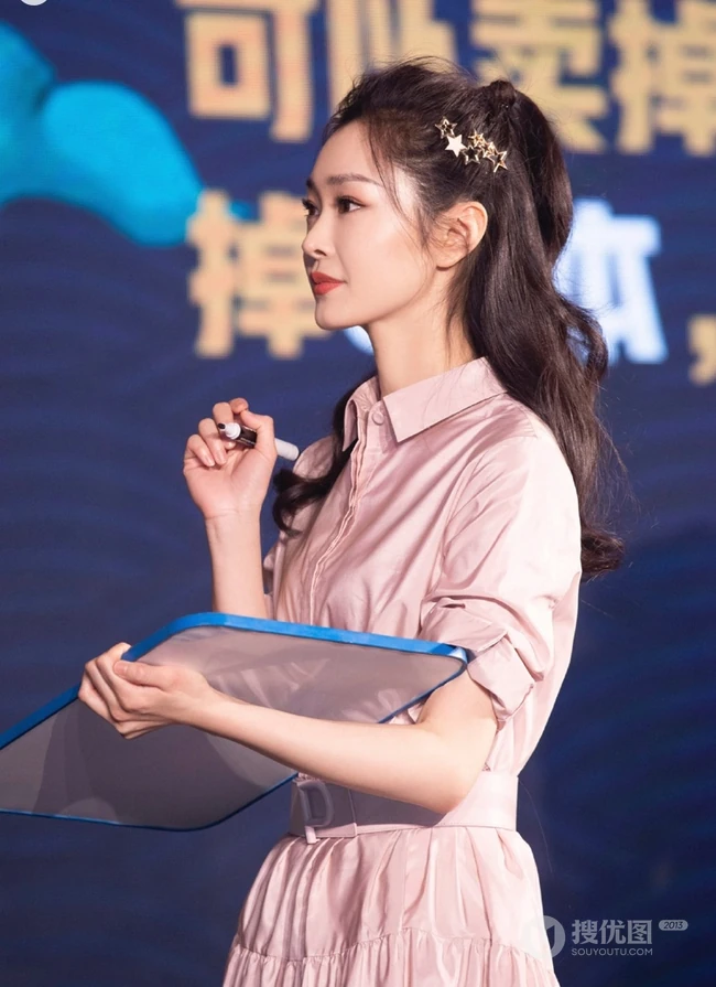 甜美的&ldquo;范若若&rdquo;，庆余年见面会宋轶超美连衣裙写真照片