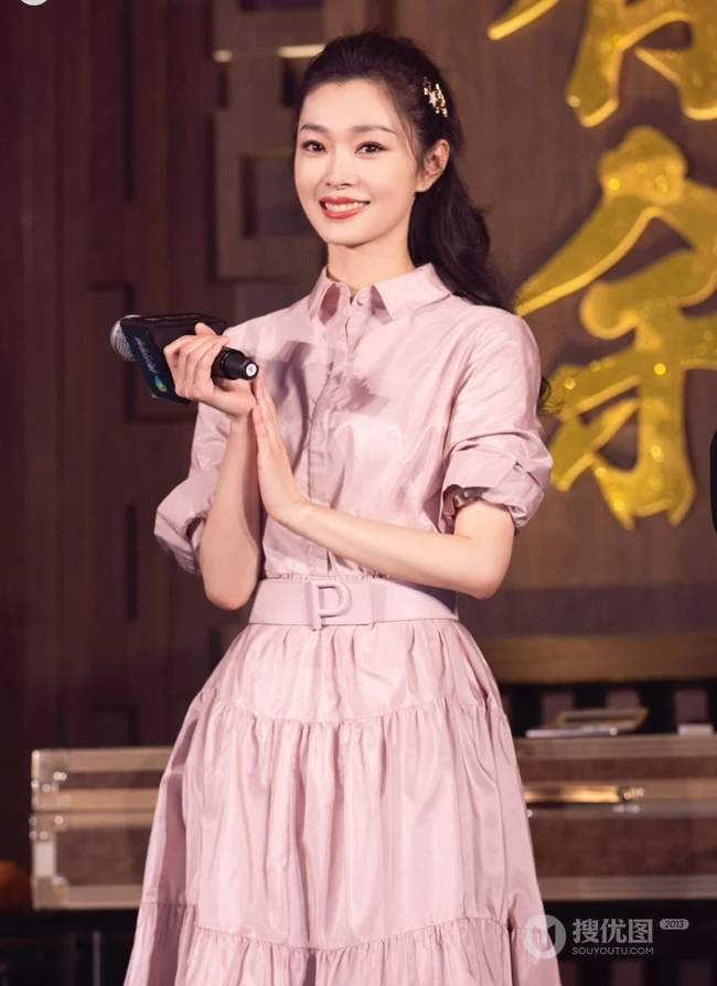 甜美的&ldquo;范若若&rdquo;，庆余年见面会宋轶超美连衣裙写真照片