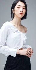 单眼皮小眼女生歌手Yamy酷美气质白衣黑裤写真图片