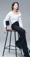 单眼皮小眼女生歌手Yamy酷美气质白衣黑裤写真图片