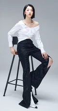 单眼皮小眼女生歌手Yamy酷美气质白衣黑裤写真图片