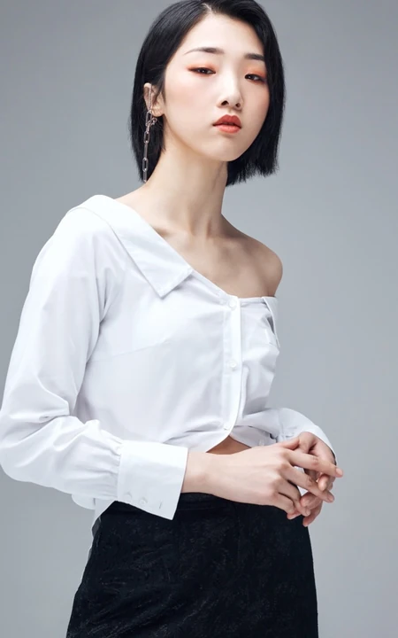 单眼皮小眼女生歌手Yamy酷美气质白衣黑裤写真图片