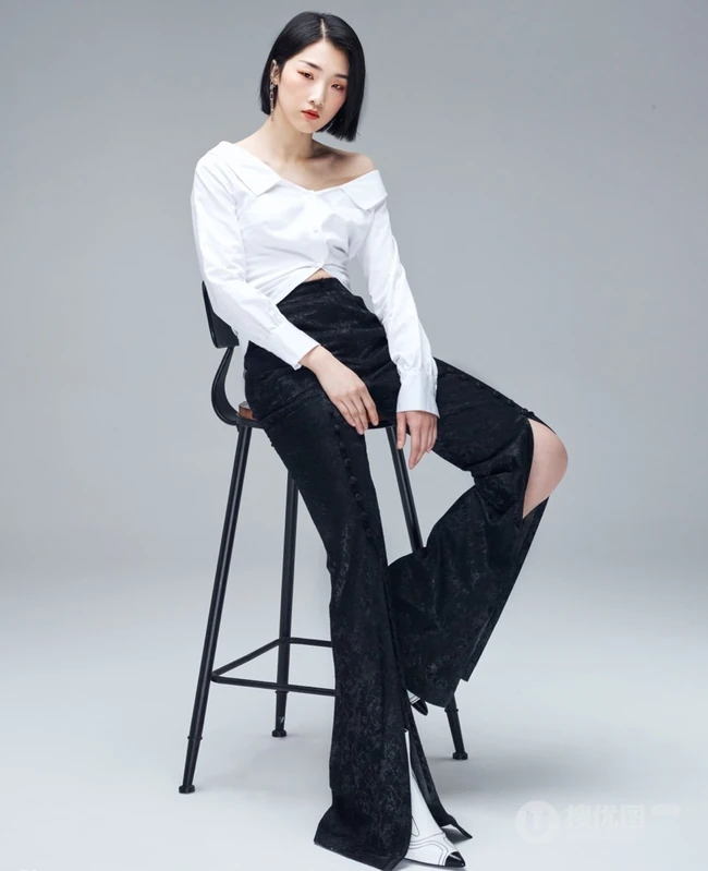 单眼皮小眼女生歌手Yamy酷美气质白衣黑裤写真图片