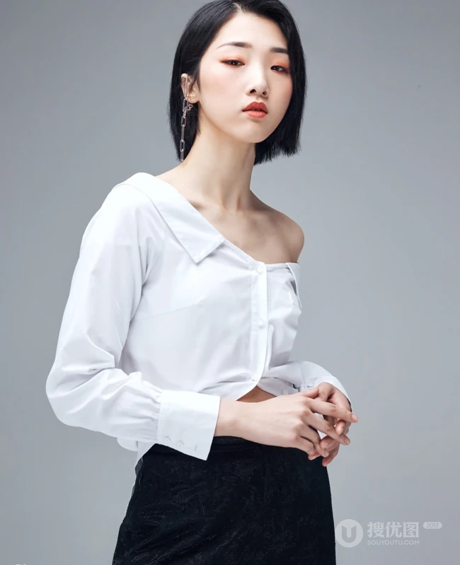 单眼皮小眼女生歌手Yamy酷美气质白衣黑裤写真图片
