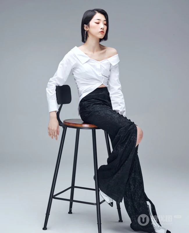 单眼皮小眼女生歌手Yamy酷美气质白衣黑裤写真图片