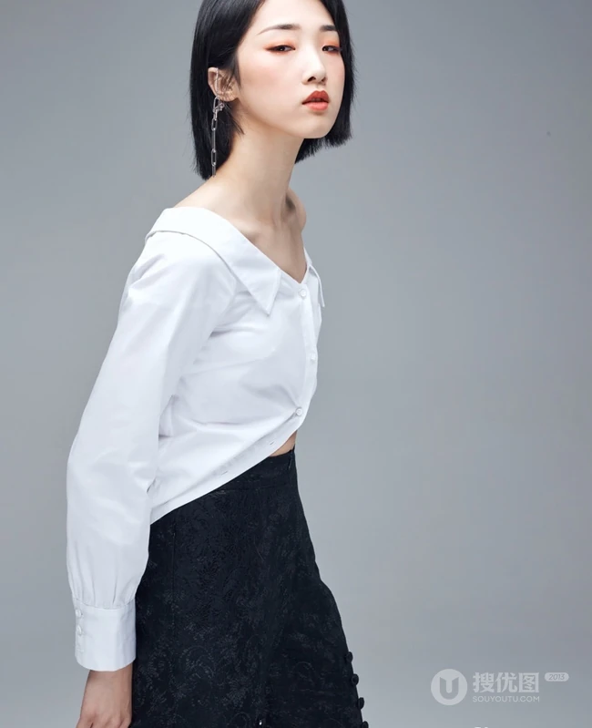 单眼皮小眼女生歌手Yamy酷美气质白衣黑裤写真图片