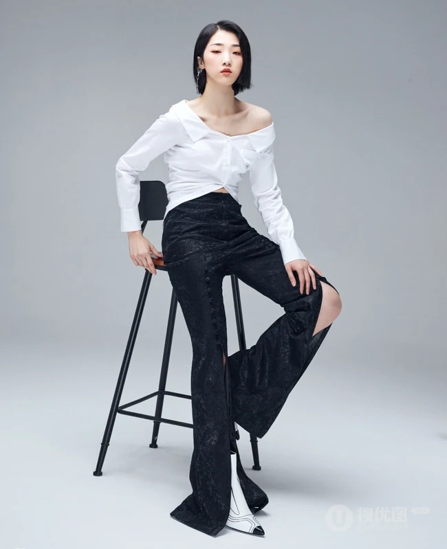 单眼皮小眼女生歌手Yamy酷美气质白衣黑裤写真图片