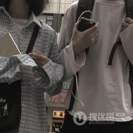 亲吻的情侣一左一右专用情侣头像图片下载