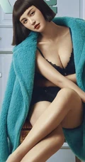 张歆艺超气质男人装杂志写真，大胆尝试V领礼服展匀称身形