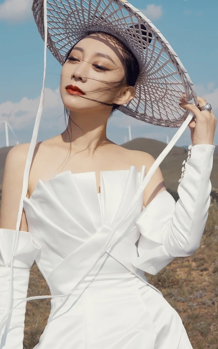 原子飞国潮风造型酷美写真图片，戴斗笠着白衣尽显国风韵味
