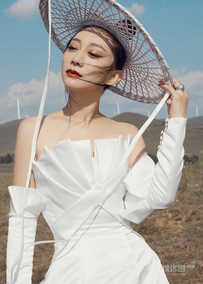 原子飞国潮风造型酷美写真图片，戴斗笠着白衣尽显国风韵味