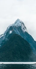 雾蒙蒙的大山森林，高海拔的唯美雪山手机壁纸