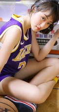 爱打篮球的可爱俏皮可爱女生，穿着24号球衣户外阳光动人写真