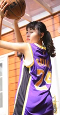 爱打篮球的可爱俏皮可爱女生，穿着24号球衣户外阳光动人写真