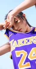 爱打篮球的可爱俏皮可爱女生，穿着24号球衣户外阳光动人写真