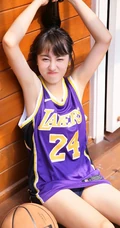 爱打篮球的可爱俏皮可爱女生，穿着24号球衣户外阳光动人写真