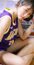 爱打篮球的可爱俏皮可爱女生，穿着24号球衣户外阳光动人写真