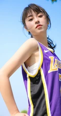 爱打篮球的可爱俏皮可爱女生，穿着24号球衣户外阳光动人写真