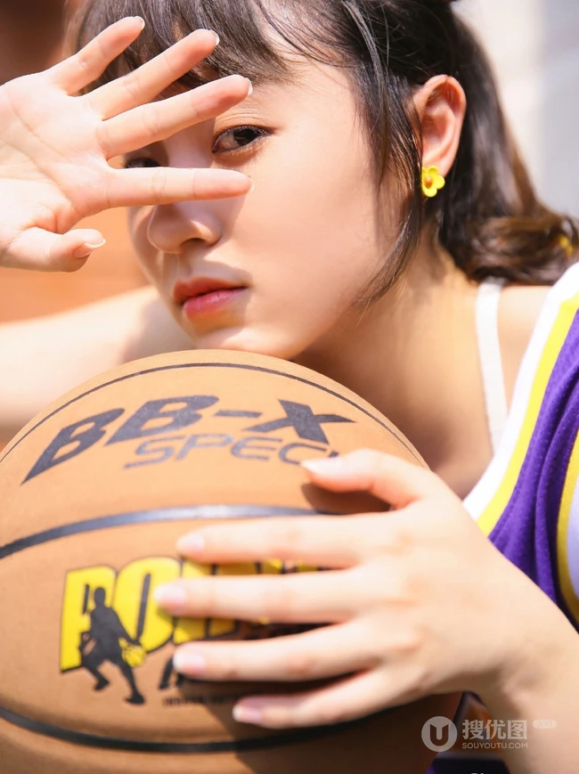 爱打篮球的可爱俏皮可爱女生，穿着24号球衣户外阳光动人写真