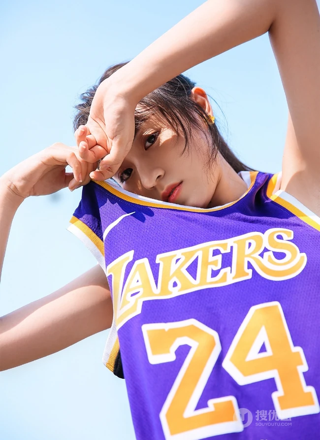 爱打篮球的可爱俏皮可爱女生，穿着24号球衣户外阳光动人写真