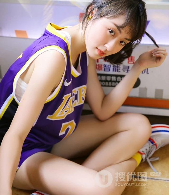 爱打篮球的可爱俏皮可爱女生，穿着24号球衣户外阳光动人写真
