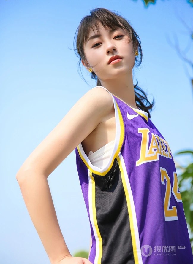 爱打篮球的可爱俏皮可爱女生，穿着24号球衣户外阳光动人写真