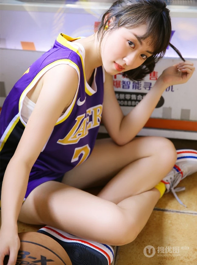 爱打篮球的可爱俏皮可爱女生，穿着24号球衣户外阳光动人写真