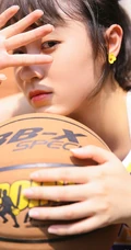 爱打篮球的可爱俏皮可爱女生，穿着24号球衣户外阳光动人写真