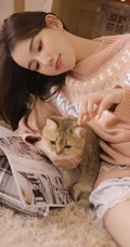 爱逗猫的白皙线条感少女，穿着毛衣短裤气质室内写真图片