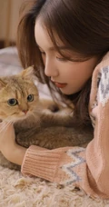 爱逗猫的白皙线条感少女，穿着毛衣短裤气质室内写真图片