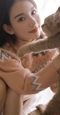 爱逗猫的白皙线条感少女，穿着毛衣短裤气质室内写真图片