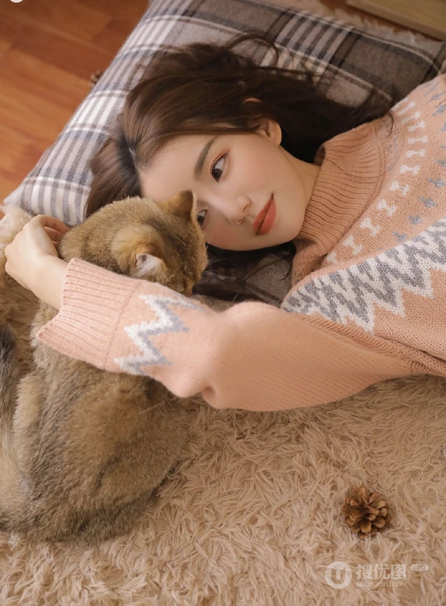 爱逗猫的白皙线条感少女，穿着毛衣短裤气质室内写真图片