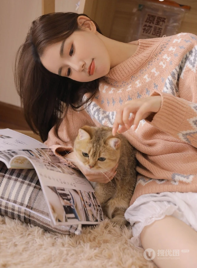 爱逗猫的白皙线条感少女，穿着毛衣短裤气质室内写真图片