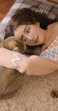 爱逗猫的白皙线条感少女，穿着毛衣短裤气质室内写真图片