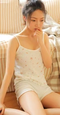 像秋天想念黄叶，短裤少女的室内写真魅力图片
