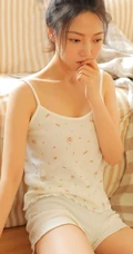 像秋天想念黄叶，短裤少女的室内写真魅力图片