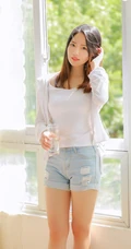 像秋天想念黄叶，短裤少女的室内写真魅力图片