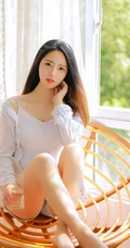 像秋天想念黄叶，短裤少女的室内写真魅力图片