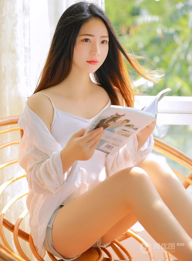 像秋天想念黄叶，短裤少女的室内写真魅力图片
