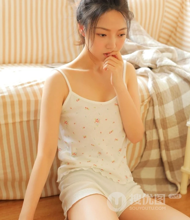 像秋天想念黄叶，短裤少女的室内写真魅力图片