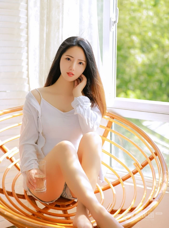 像秋天想念黄叶，短裤少女的室内写真魅力图片